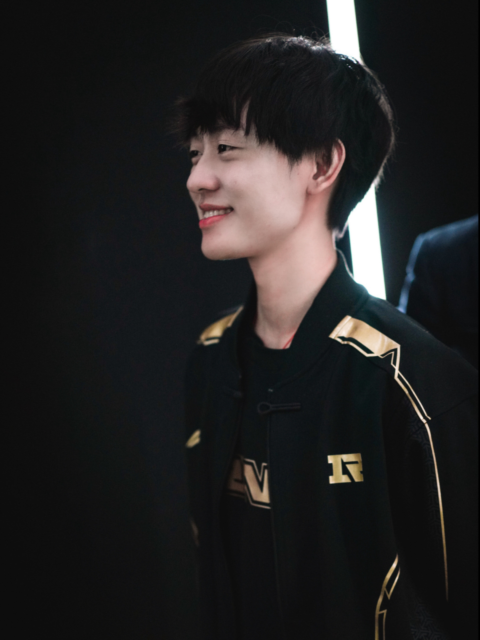 G2碾压DRX，Uzi关键团战开团秒人宿敌对决全球总决赛，引爆全场热议