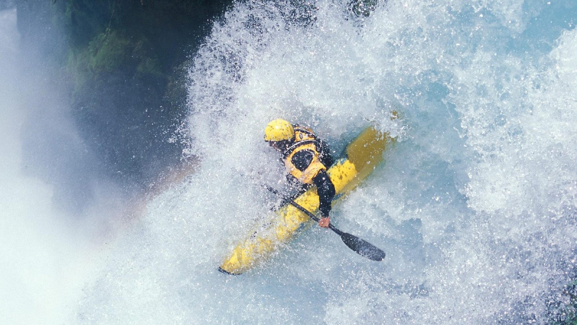 青铜战甲碾碎蓝鹰羽翼!里昂用一场颠覆欧洲格局的决赛,写下现代足球最悲壮的神话
